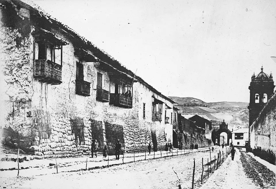 Photographie ancienne de la rue Santa Clara à Cusco avec l'arc au fond