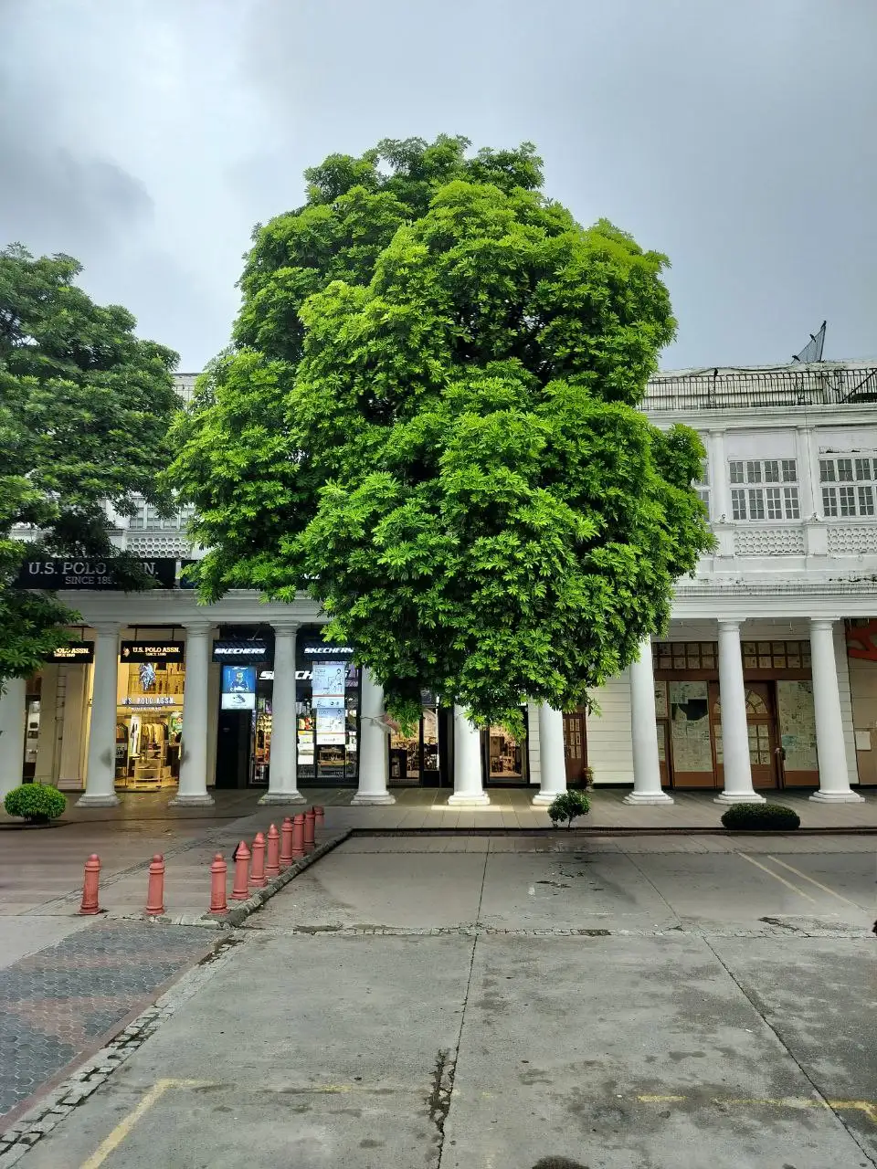 Arcades blanches à colonnes de Connaught Place