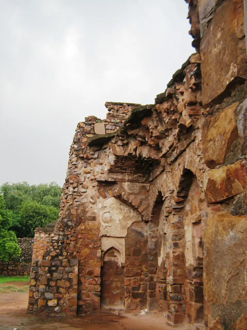 Murs en ruine de pierre à Feroz Shah Kotla