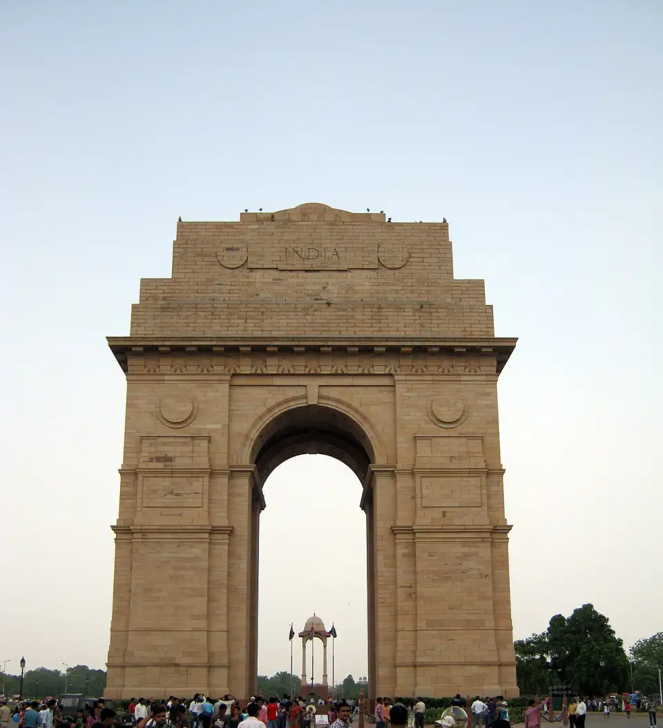 L'arc de l'India Gate avec le baldaquin à l'arrière-plan