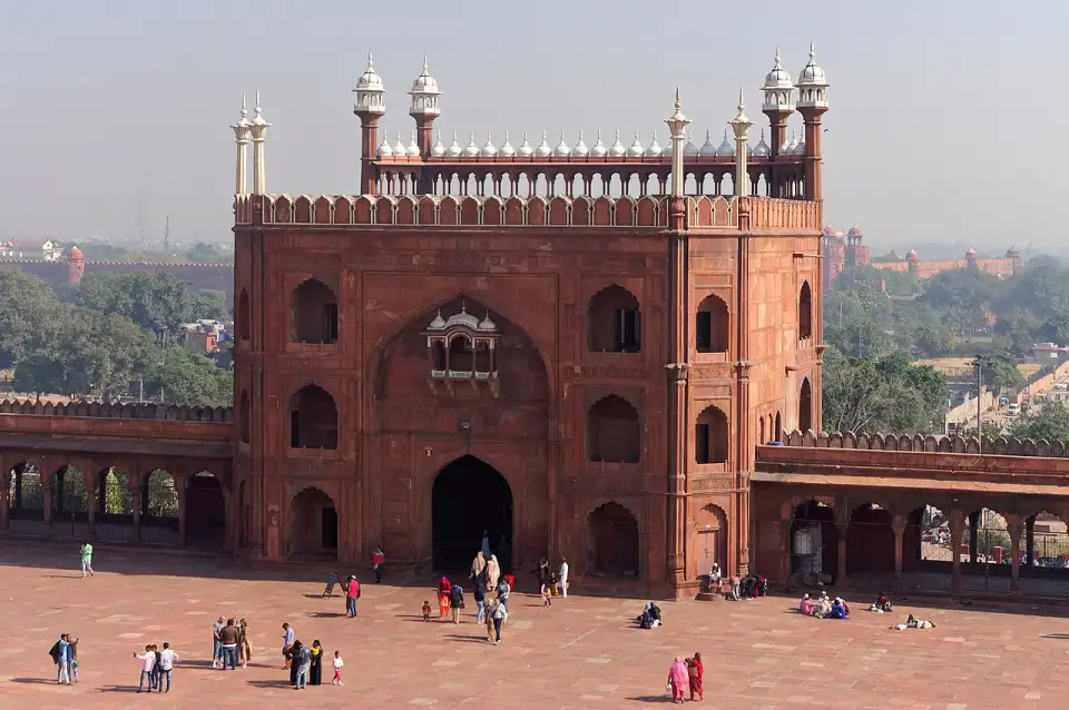 Cour de la Jama Masjid avec la porte orientale en grès rouge