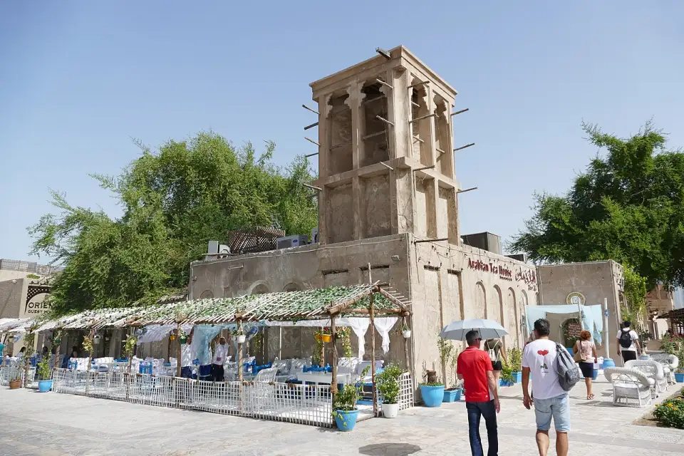 Casa con torre de viento del barrio de Al Fahidi, sede del Arabian Tea House