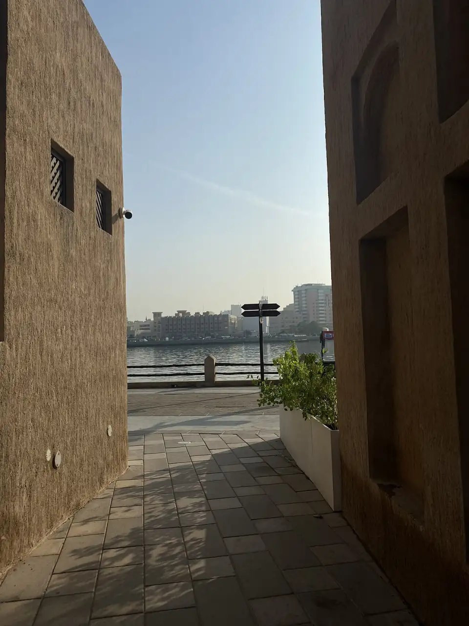 Callejón de Al Shindagha que se abre al Creek, con Deira al otro lado