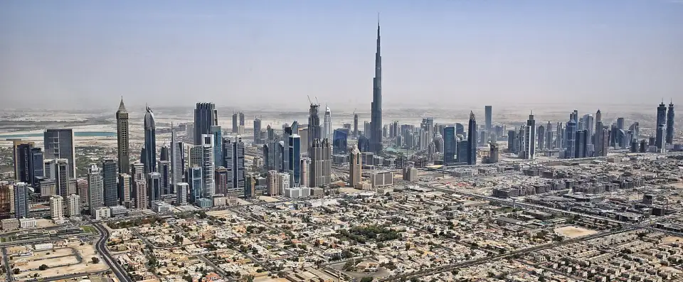 Vista aérea de Dubái con el Burj Khalifa sobre los rascacielos de Sheikh Zayed Road