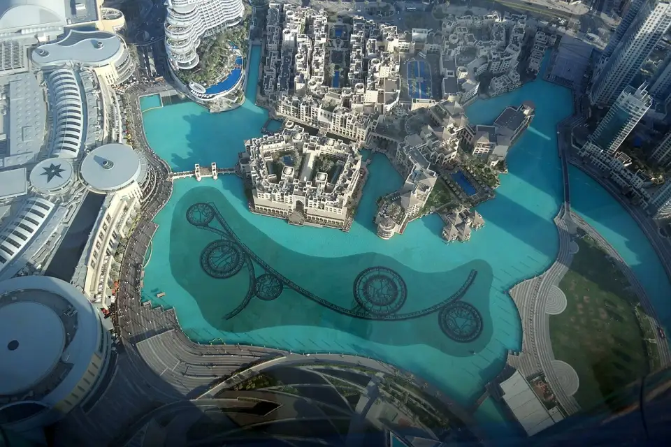 Le lac et les lignes de buses de la fontaine vus depuis le Burj Khalifa