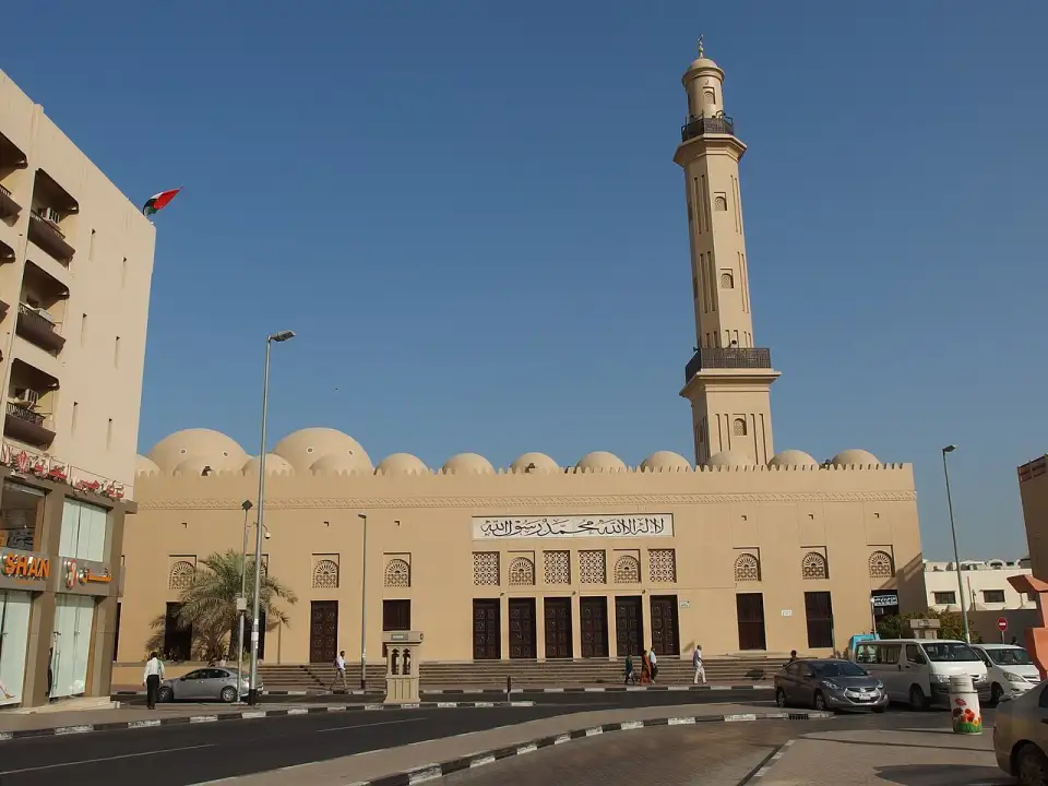 La Gran Mezquita de Bur Dubái con sus cúpulas y su alto minarete