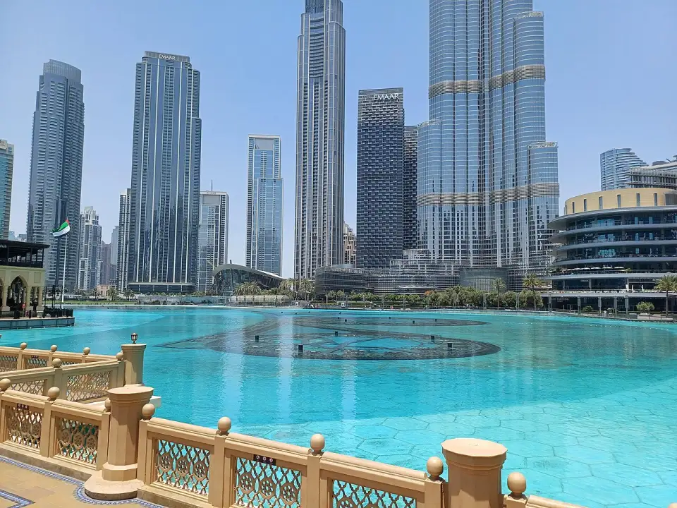El lago del Burj Khalifa con la Ópera de Dubái al fondo, bajo los rascacielos