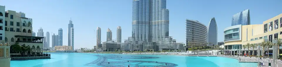 Panorámica del lago del Burj Khalifa con el Dubai Mall a la derecha