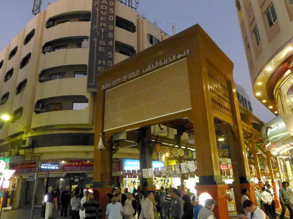 Rua Sikkat Al Khail em Deira ao entardecer, junto à entrada do souk do ouro