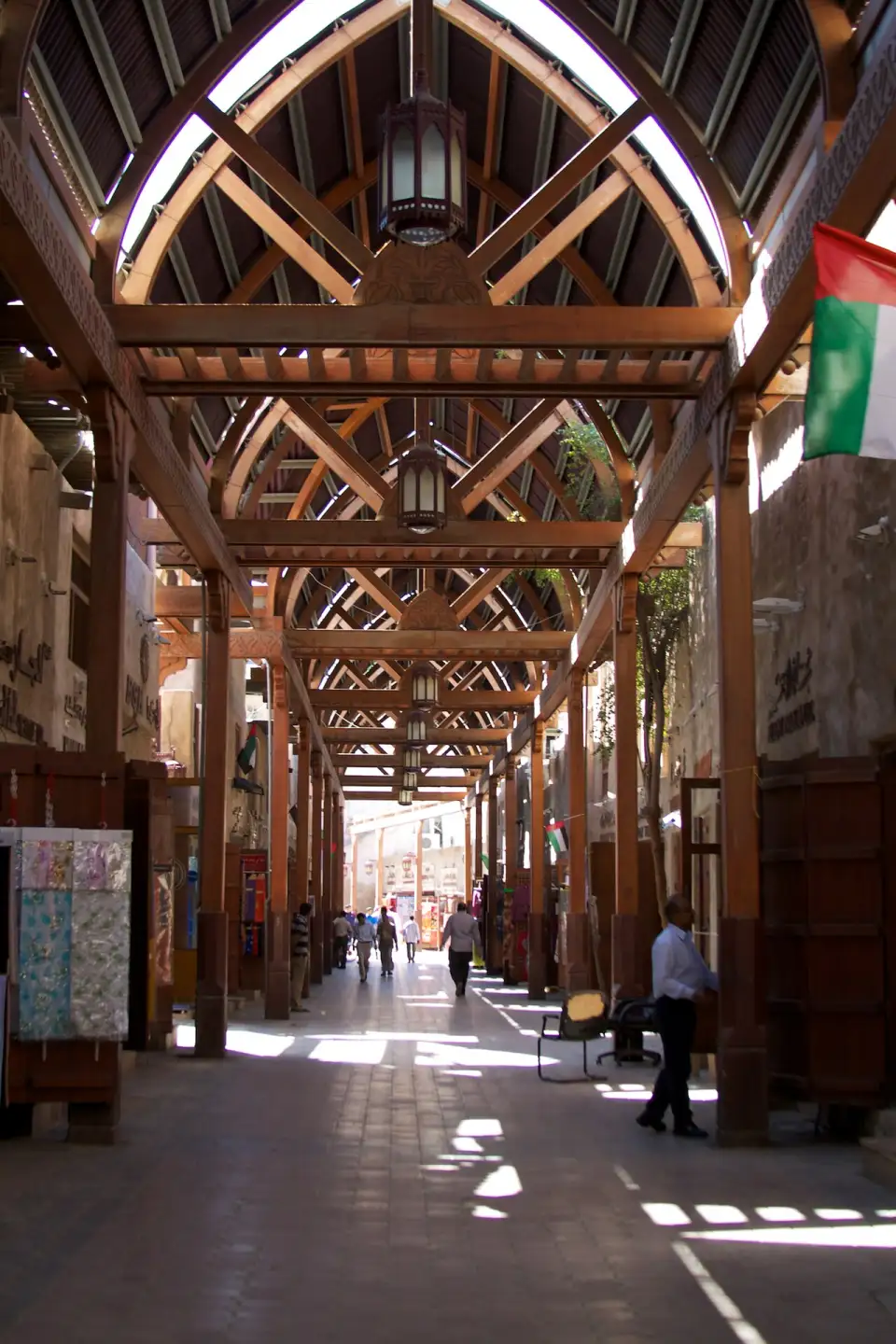Calle cubierta por el techo de madera del zoco de Bur Dubái