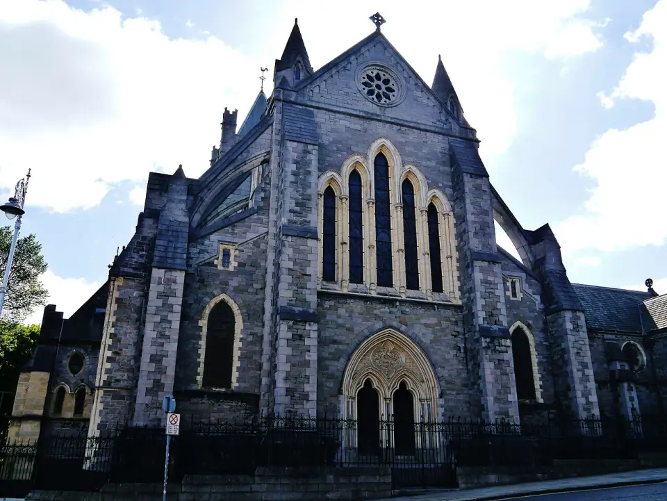 Graue gotische Steinfassade der Christ Church Cathedral