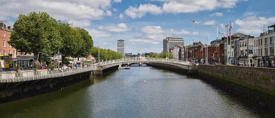 Der Liffey im Zentrum von Dublin, im Hintergrund die Ha'penny Bridge
