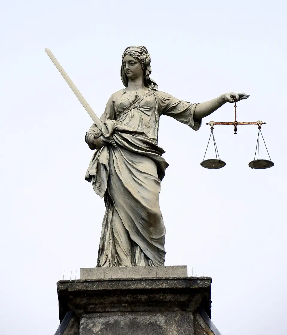 Statue der Justitia mit Schwert und Waage über dem Tor von Dublin Castle