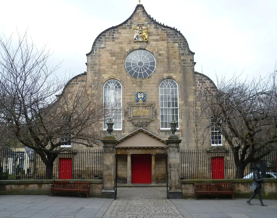 Il frontone curvo della Canongate Kirk con le porte rosse