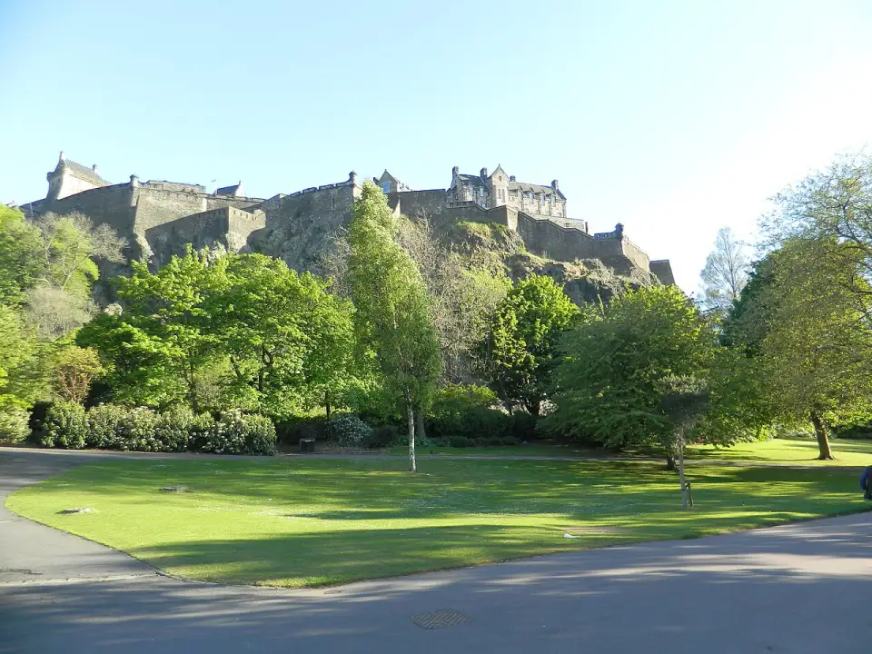Edinburgh Castle auf seinem Felsen, von den Princes Street Gardens aus gesehen