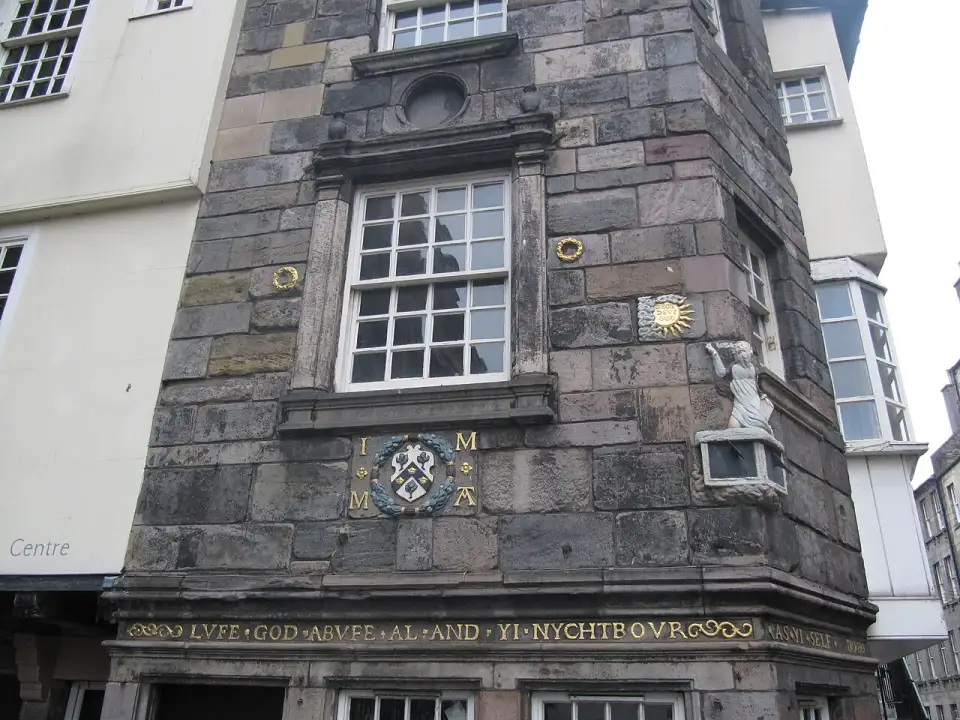 Détail de la façade de la maison de John Knox avec les armoiries des Mossman et l'inscription