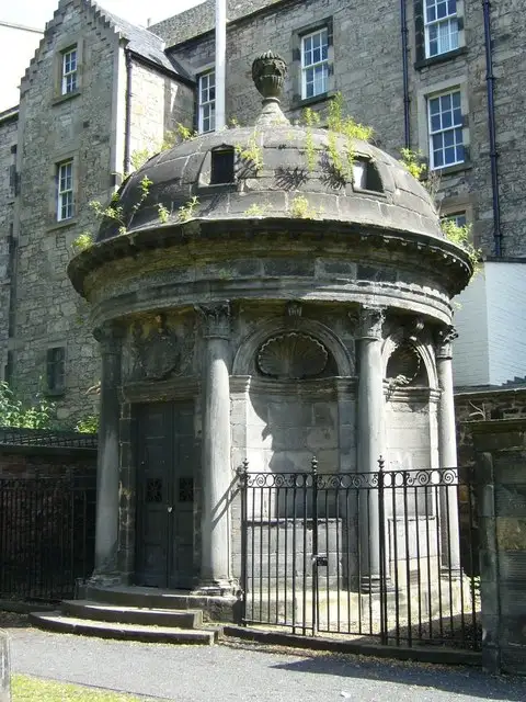 O mausoléu circular de sir George Mackenzie em Greyfriars