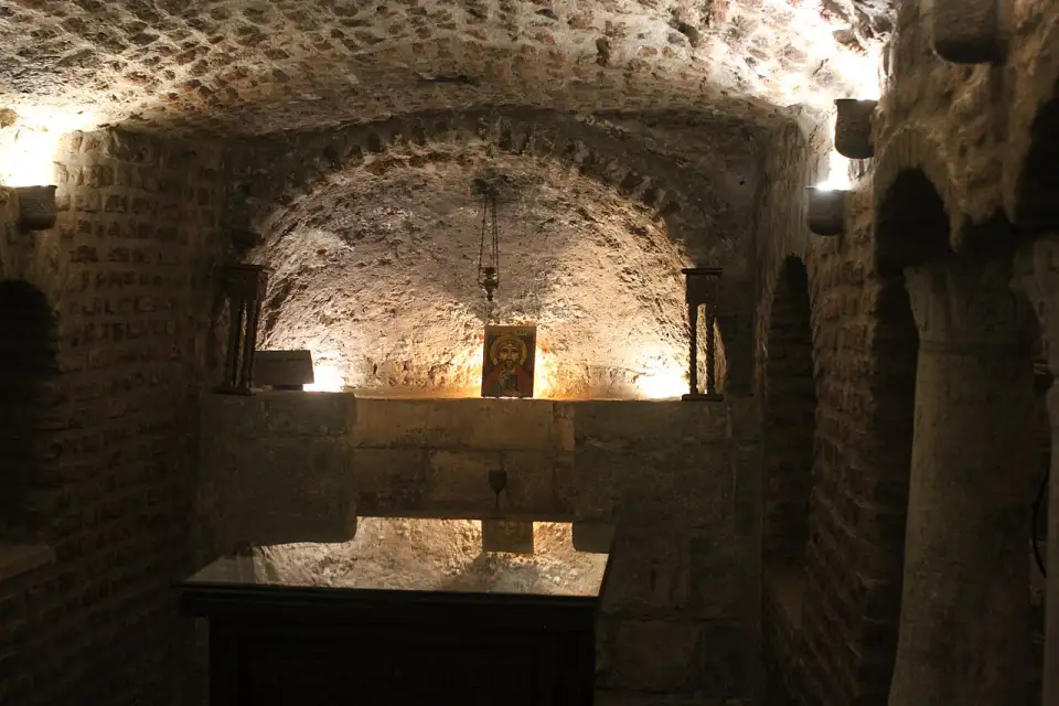 Cripta abobadada sob o altar da igreja de Abu Serga