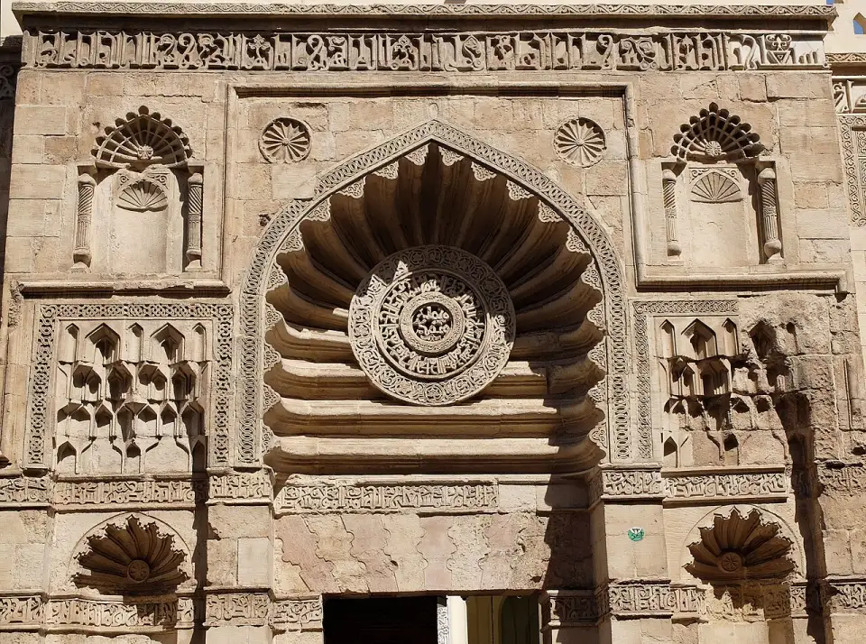 Façade sculptée de la mosquée al-Aqmar et sa grande niche en forme de coquille