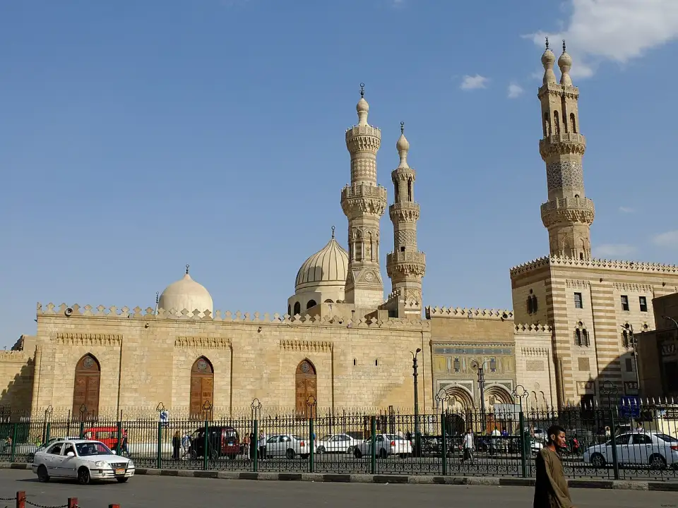 Fachada da mesquita de al-Azhar com suas cúpulas e minaretes