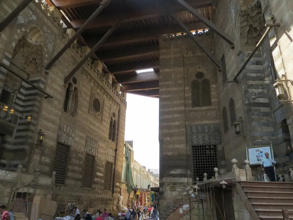 La rue al-Muizz entre les deux bâtiments du complexe d'al-Ghuri, couverte de poutres en bois