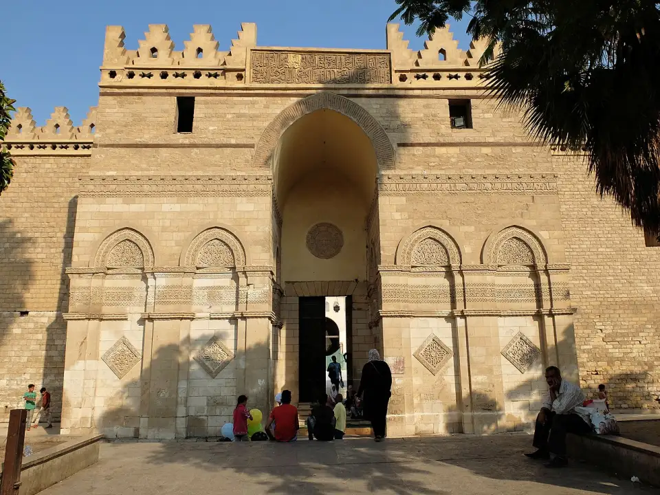Pórtico monumental da mesquita de al-Hakim com arcos cegos e ameias
