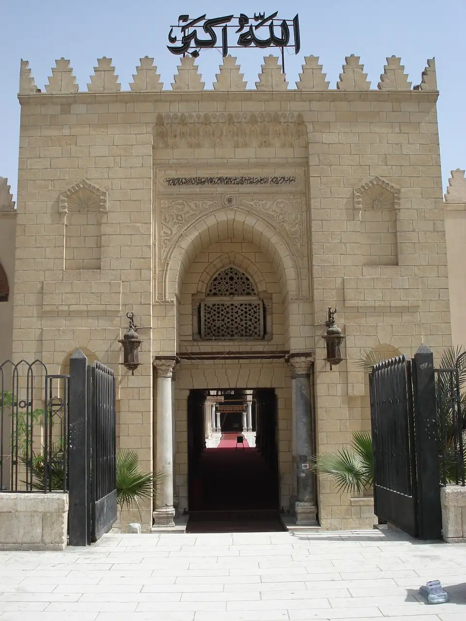 Entrée principale de la mosquée d'Amr ibn al-As avec l'inscription Allahou akbar