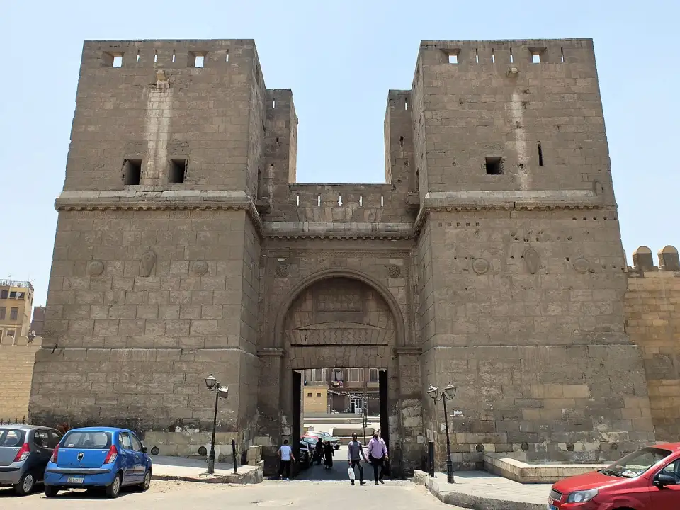 Bab al-Nasr, portão de pedra entre duas torres quadradas da muralha fatímida