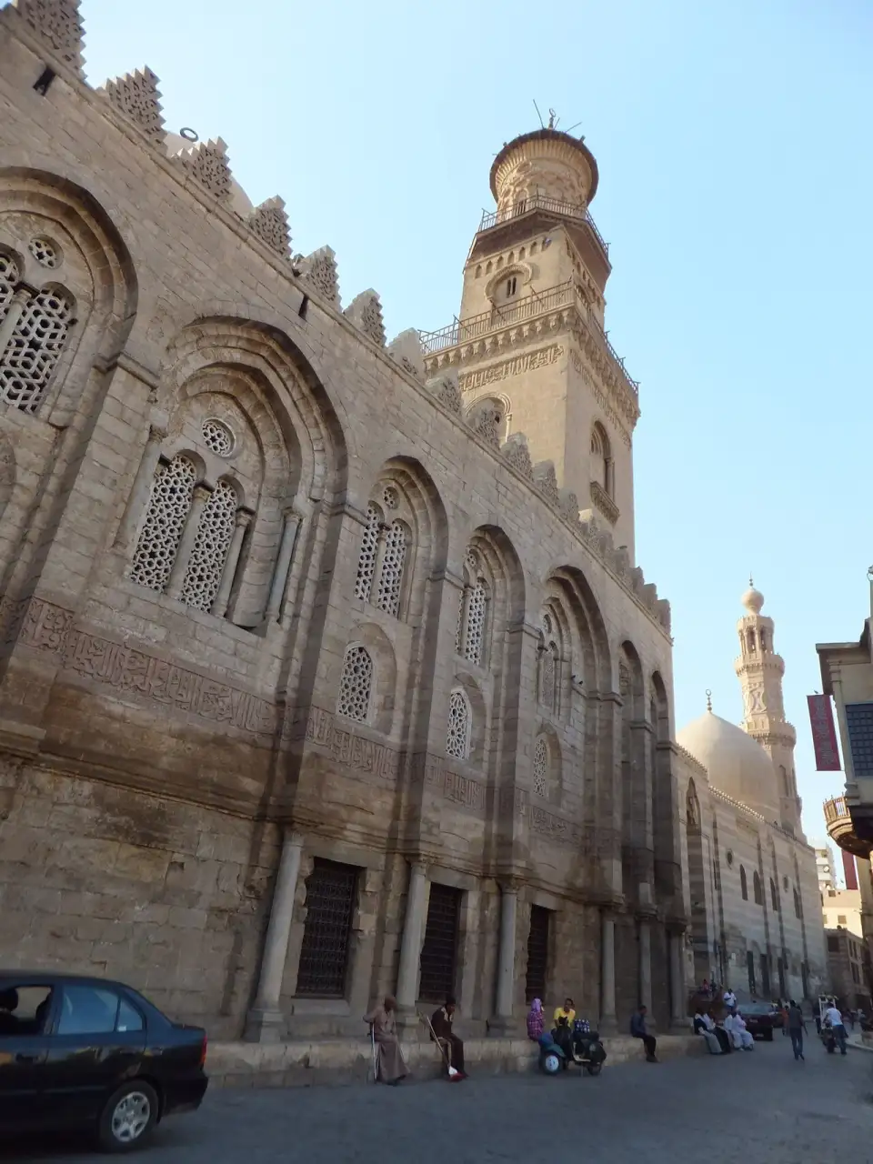Fachada do complexo de Qalawun com janelas de arcos ogivais e seu minarete, na rua al-Muizz