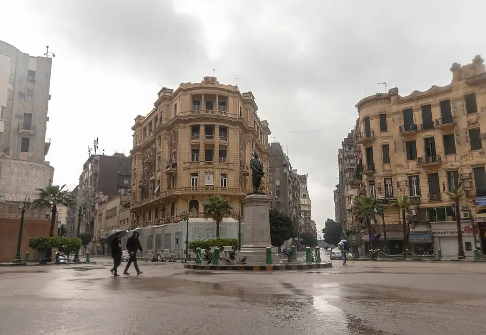 La plaza Talaat Harb con la estatua del economista y edificios de principios del siglo XX