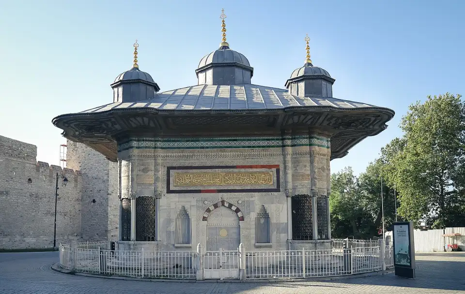 La fontaine d'Ahmet III, pavillon de marbre à large avant-toit et petites coupoles