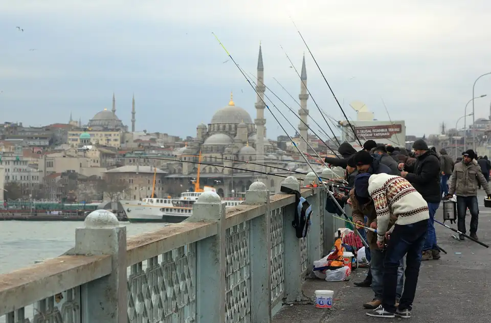 Pêcheurs et leurs cannes sur le pont de Galata, avec la Nouvelle Mosquée au fond
