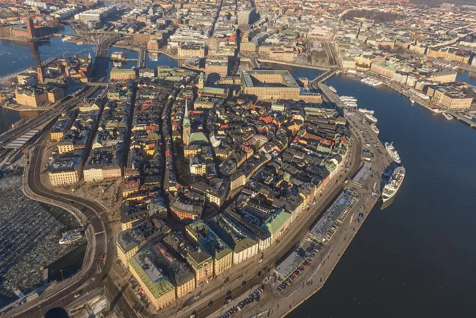 Vue aérienne de Gamla stan, la vieille ville de Stockholm entourée d'eau, avec le Palais royal au fond