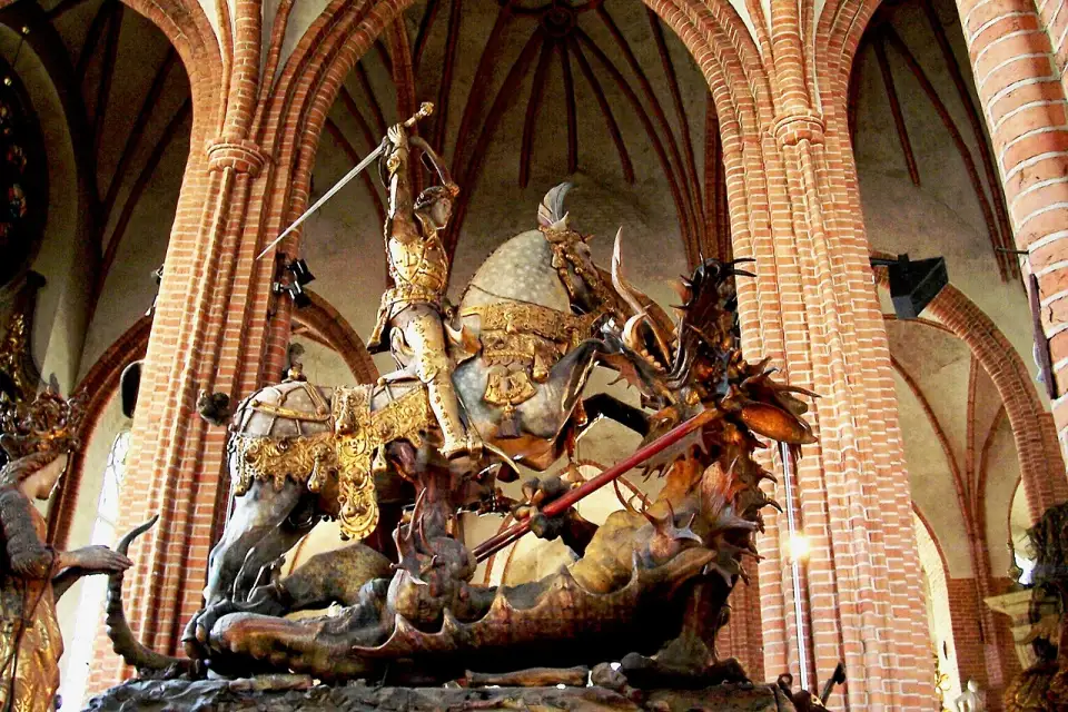 Escultura dourada de São Jorge a cavalo matando o dragão no interior de Storkyrkan