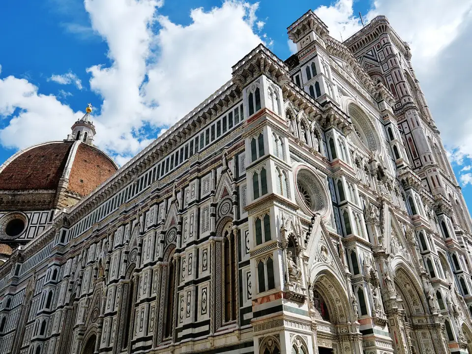 Lado norte da catedral de Santa Maria del Fiore com a cúpula ao fundo