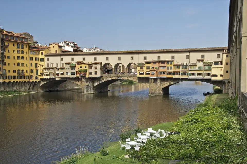 Die Ponte Vecchio über dem Arno mit ihren Läden, die über dem Wasser hängen