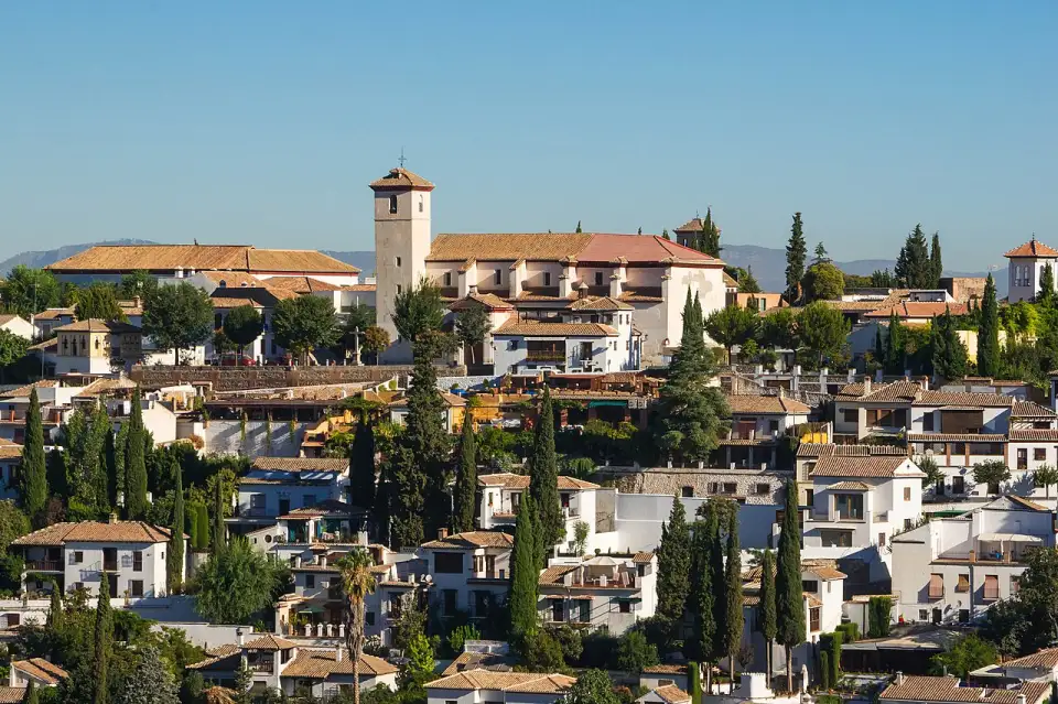 La chiesa di San Nicolás con il suo campanile in cima all’Albaicín, circondata da case bianche e cipressi