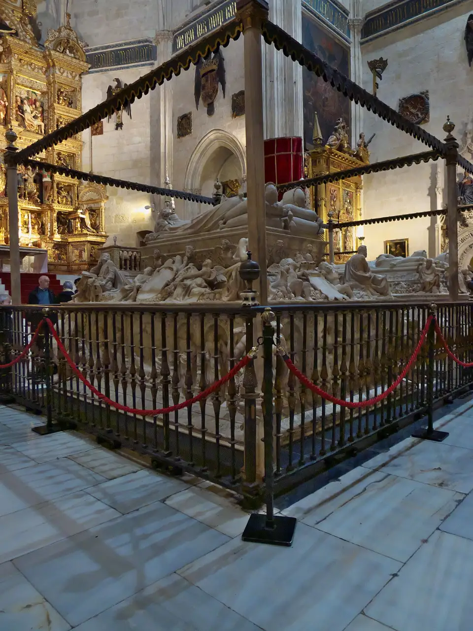 Sepulcros de mármol de los Reyes Católicos y de Juana y Felipe en la Capilla Real, tras una reja