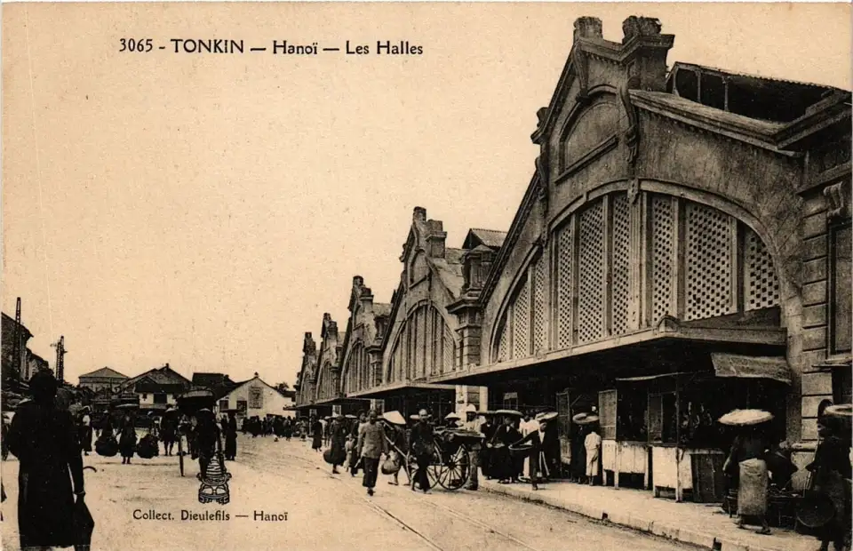 Alte Postkarte der Markthalle von Hanoi mit ihren großen Bögen
