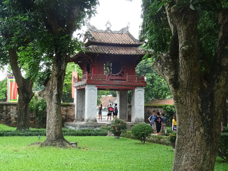 Pavilhão Khuê Văn Các, sobre quatro pilares brancos, no Templo da Literatura