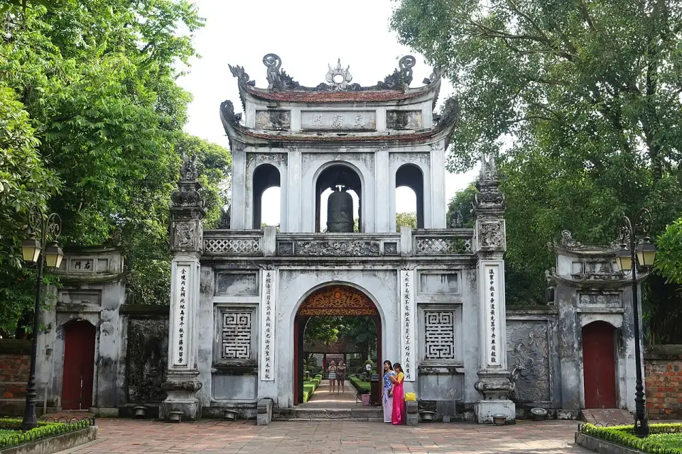 Eingangstor des Literaturtempels in Hanoi mit dem Glockenpavillon obenauf