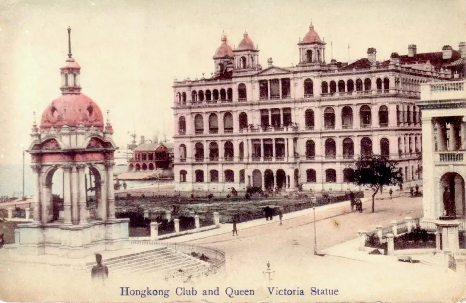 Vecchia cartolina colorata a mano con il baldacchino sopra la statua della regina Vittoria e l'edificio dell'Hong Kong Club