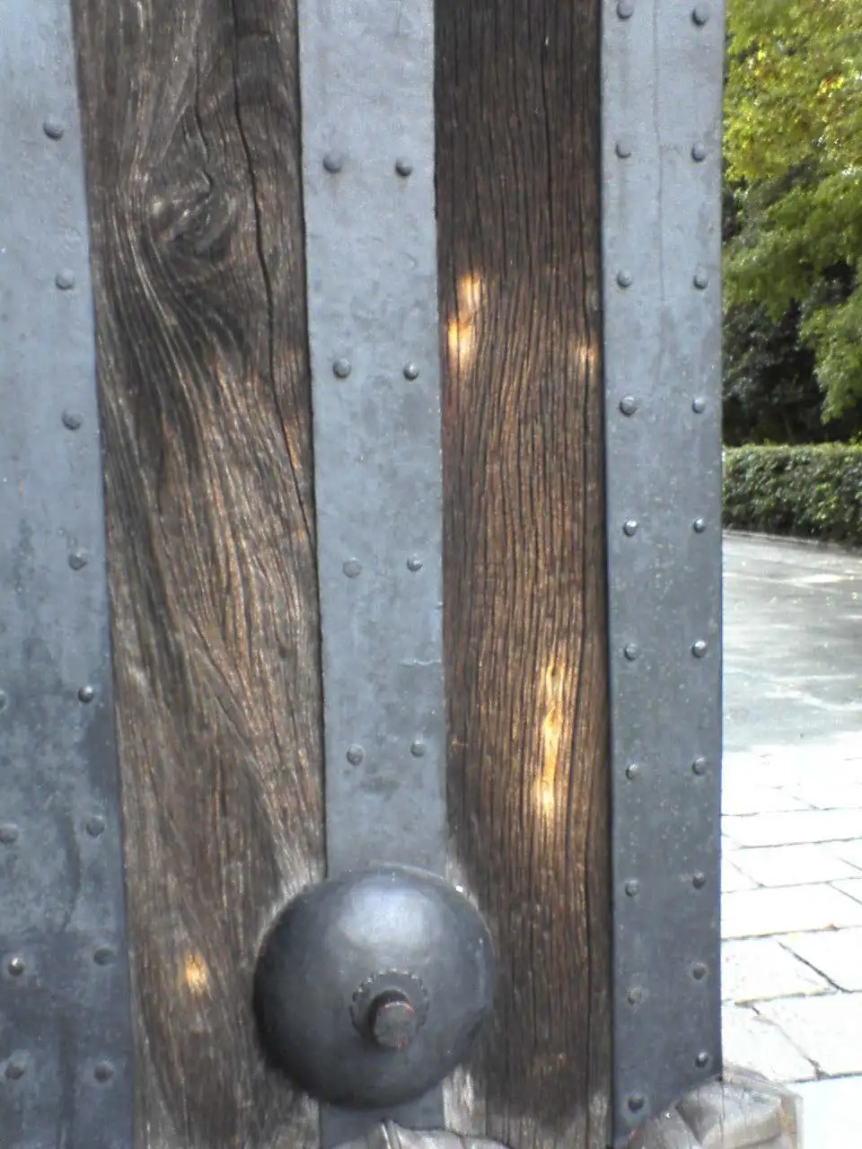 Detalhe de um pilar do Hamaguri-gomon com rebites de ferro e marcas na madeira