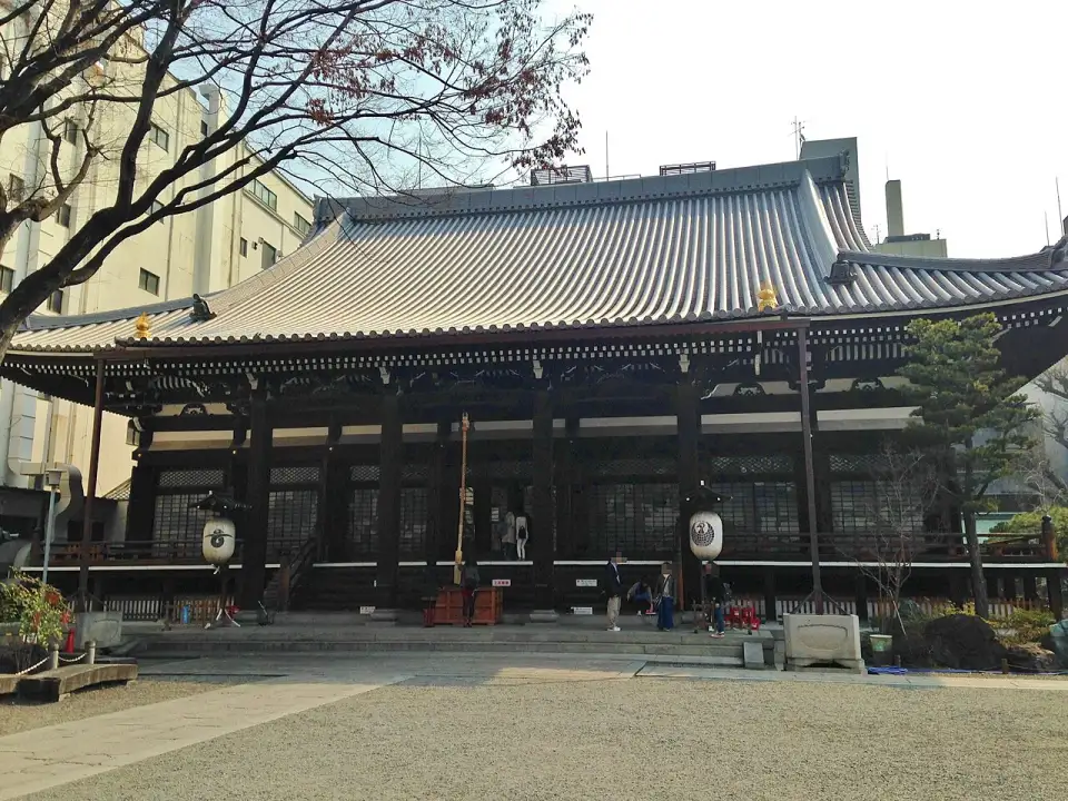 El salón principal del templo Honnō-ji, de madera oscura con un gran tejado gris