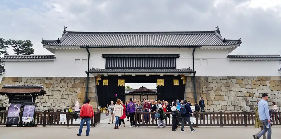 La puerta Higashi Ōtemon del castillo de Nijō, blanca, sobre una muralla de piedra