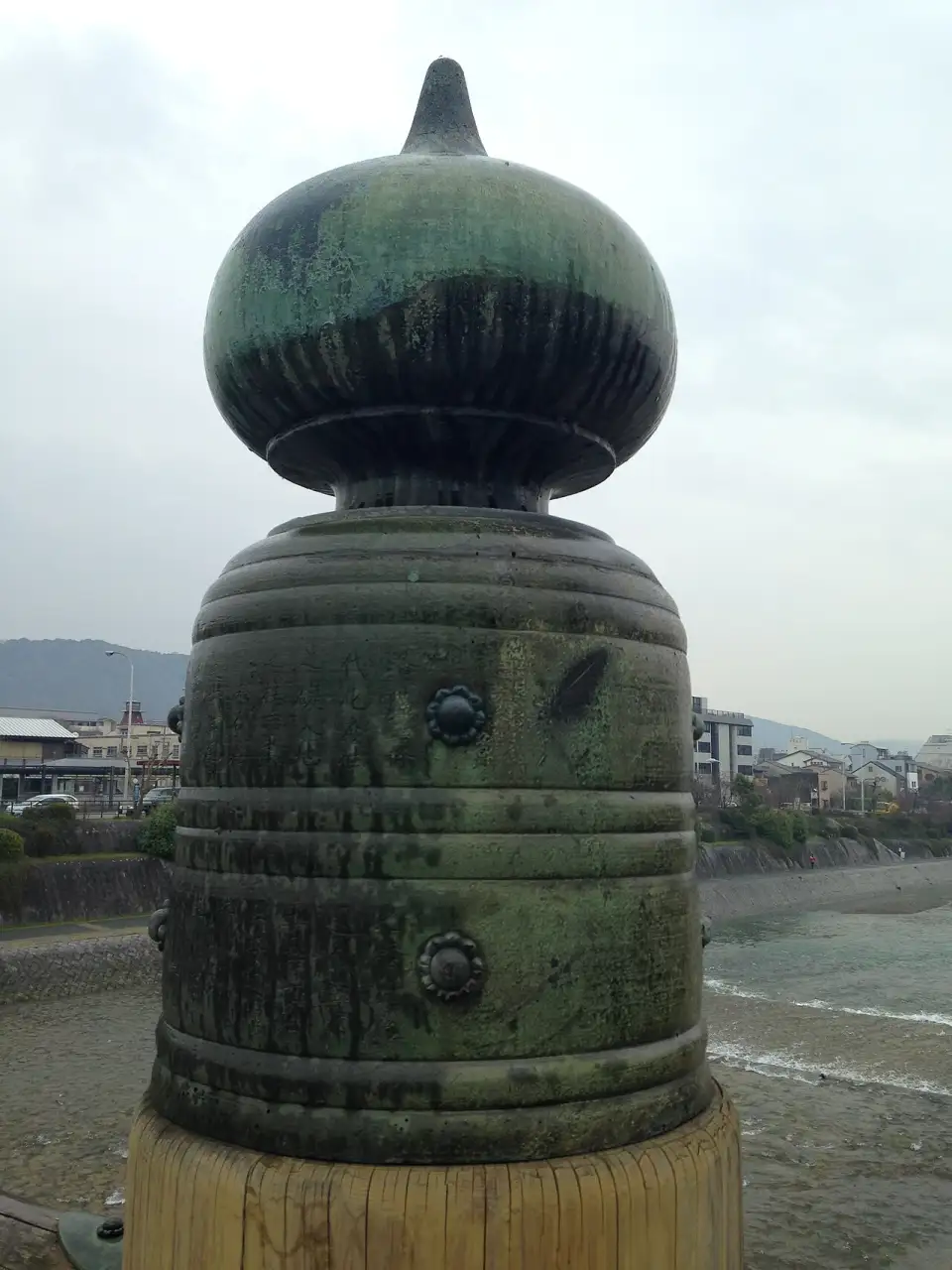 A bronze giboshi finial on the Sanjō Ōhashi with a gash in the metal