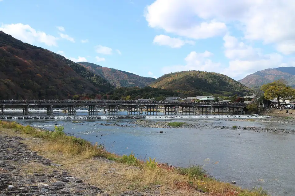 Le pont Togetsukyō sur la rivière, avec les montagnes d’Arashiyama en arrière-plan
