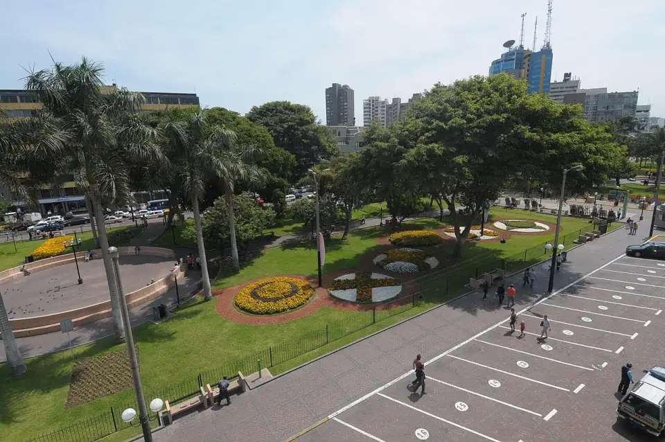 Vista do alto do Parque Kennedy de Miraflores com seus jardins e árvores