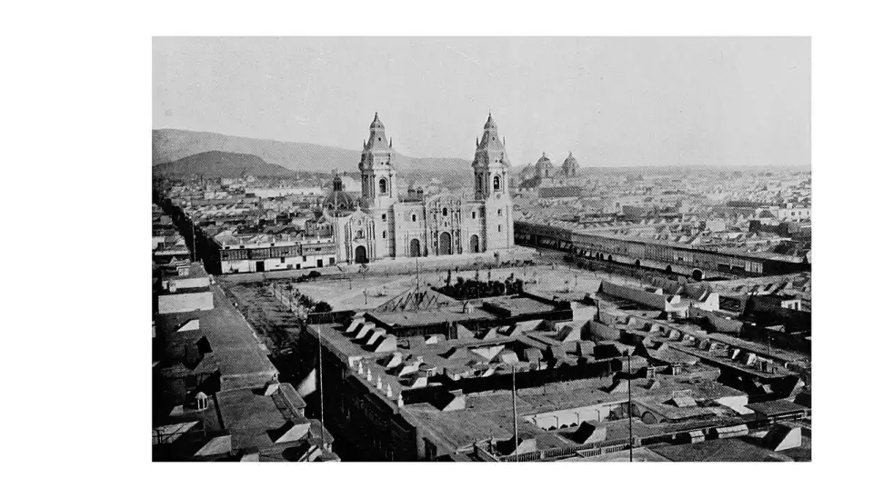 Fotografía antigua de la Plaza Mayor de Lima con la catedral, hacia 1907