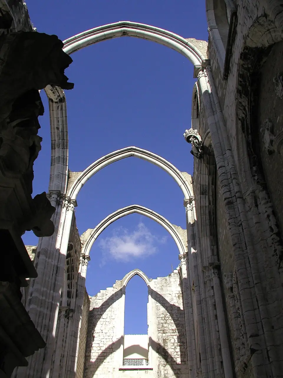 Arcos góticos sin techo dentro de las ruinas del Convento do Carmo